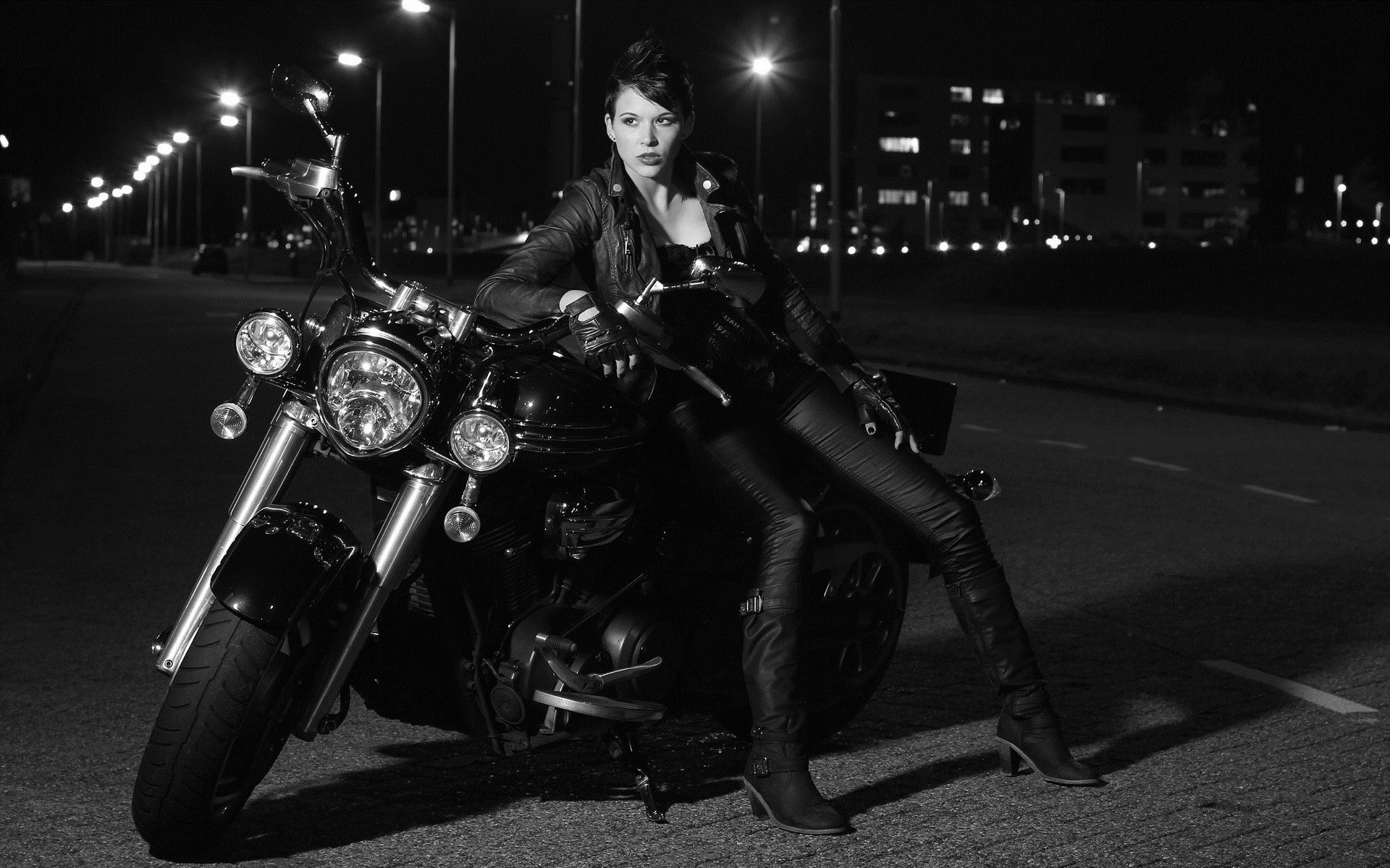 Photo Beautiful girls and motorcycles in Himeji