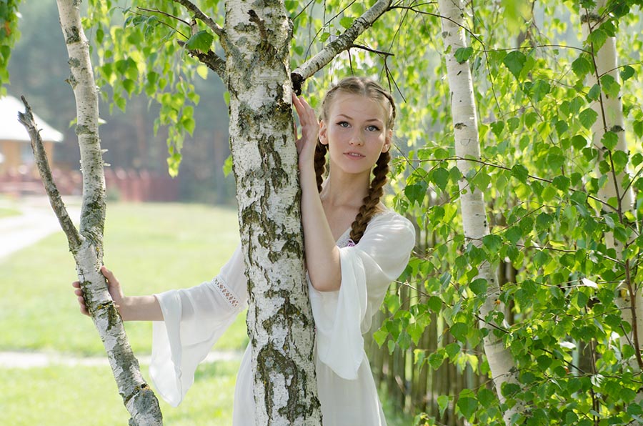Women in Slavic costumes in Himeji