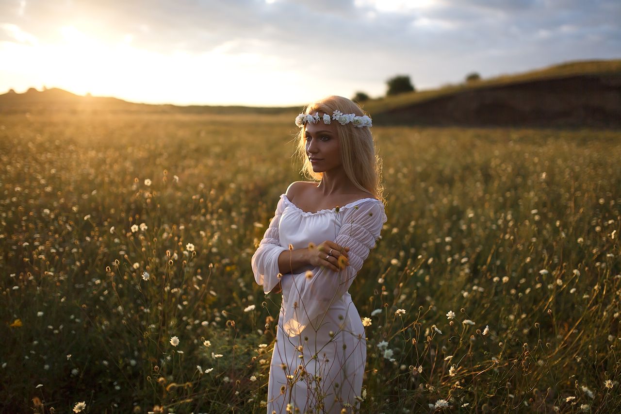Girls in Slavic costumes in Himeji